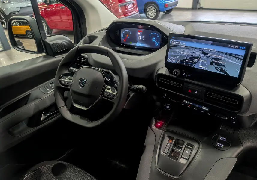 Vue intérieure côté conducteur du Peugeot Rifter 2025 noir, avec tableau de bord numérique et écran tactile central.