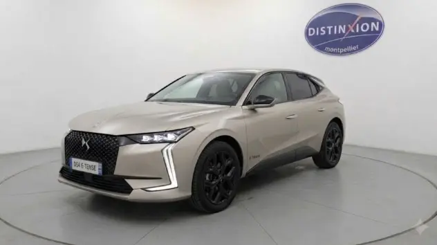 DS4 Hybride E-Tense 225 gris vue 3/4 avant, avec calandre noire distinctive et jantes noires, en studio blanc.