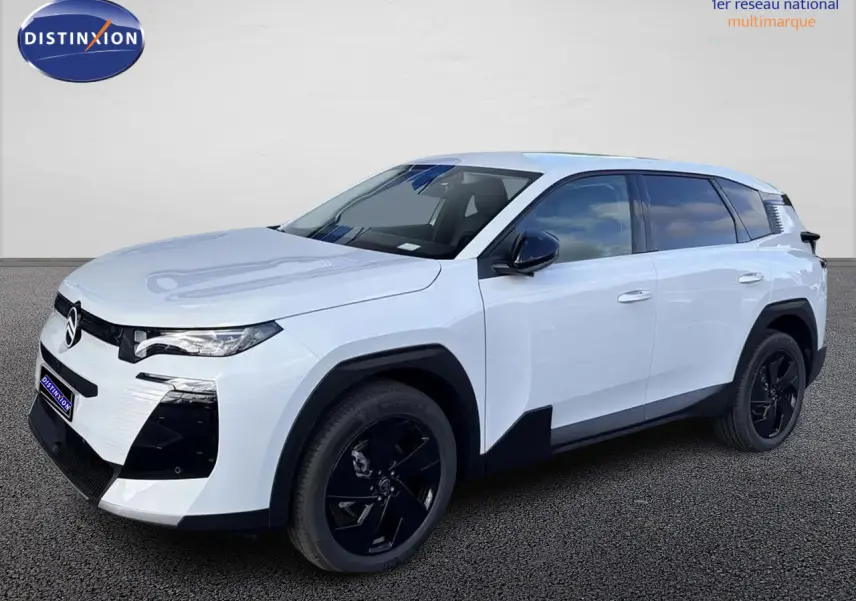 Vue 3/4 avant droite du Citroën C5 Aircross blanc avec toit noir et jantes noires sur fond neutre.