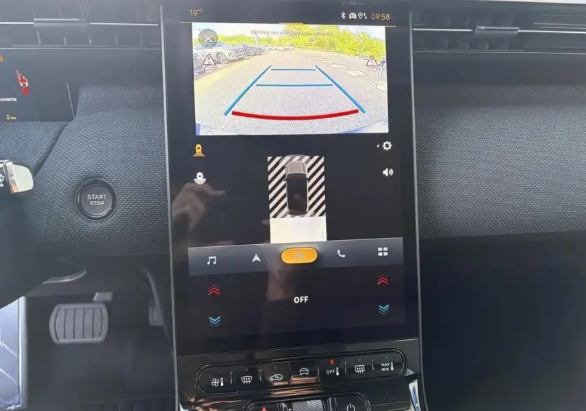 Vue rapprochée de l’écran tactile central du Citroën C5 Aircross hybride montrant la caméra de recul et les commandes climatisation.