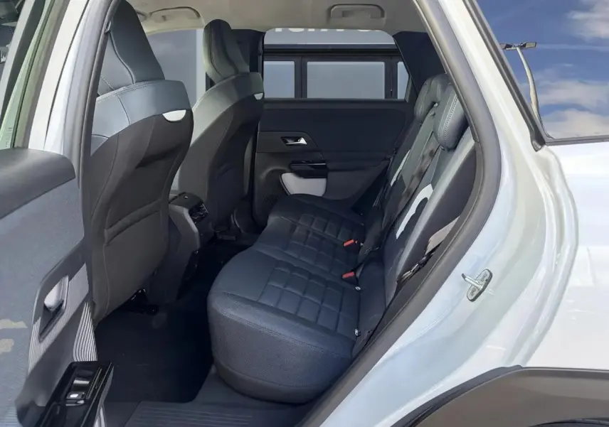 Vue intérieure côté droit des sièges arrière en tissu bleu du Citroën C5 Aircross blanc avec portière ouverte.