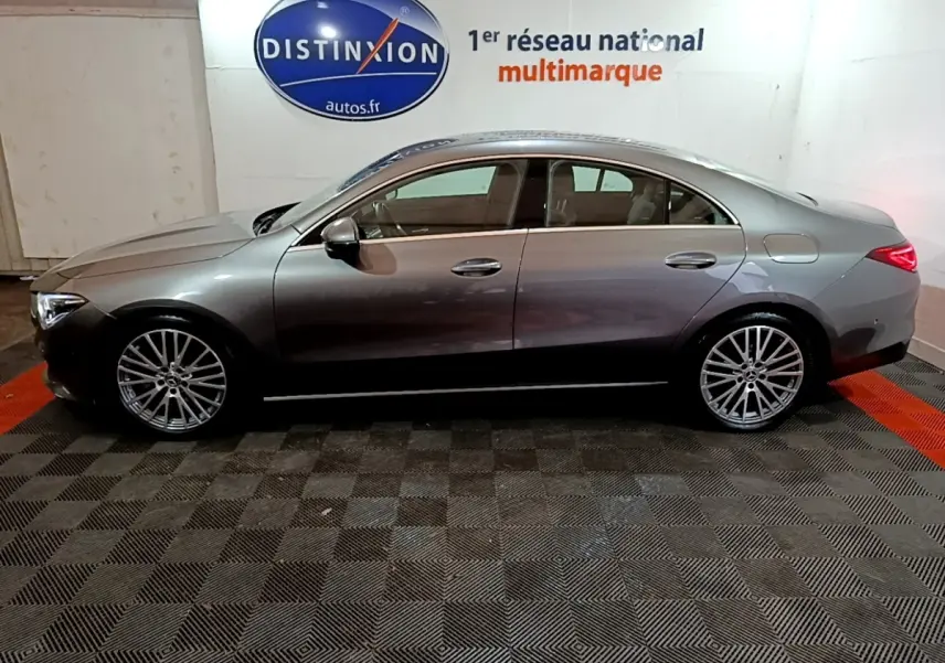 Profil droit d'une Mercedes CLA 180 d Business Line gris clair, avec jantes alliage et feux arrière LED visibles.
