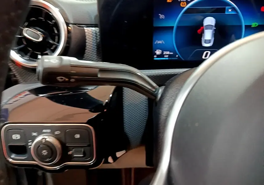 Détail intérieur du tableau de bord et volant gris d’une Mercedes CLA 180 d Business Line avec écran digital.