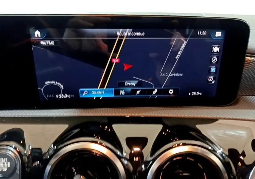 Écran tactile de navigation 10,3 pouces et aérateurs ronds chromés dans le tableau de bord d’une Mercedes CLA 180 d gris clair.