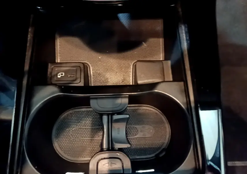 Gros plan sur le porte-gobelets central noir de la Mercedes CLA 180 d Business Line 2021, avec bouton de contrôle adjacent.