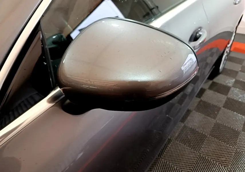 Rétroviseur côté gauche gris clair de la Mercedes CLA 180 d Business Line 2021, vue rapprochée en angle avant.