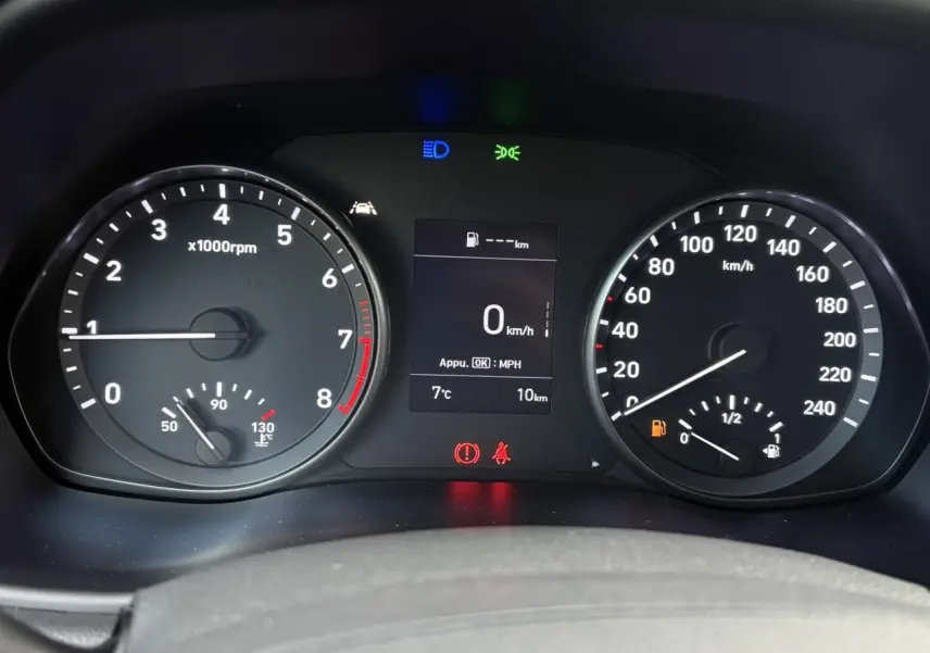 Vue rapprochée du tableau de bord de la Hyundai i30 SW T-GDI 120 Modern 2025, affichage numérique et compteurs analogiques.