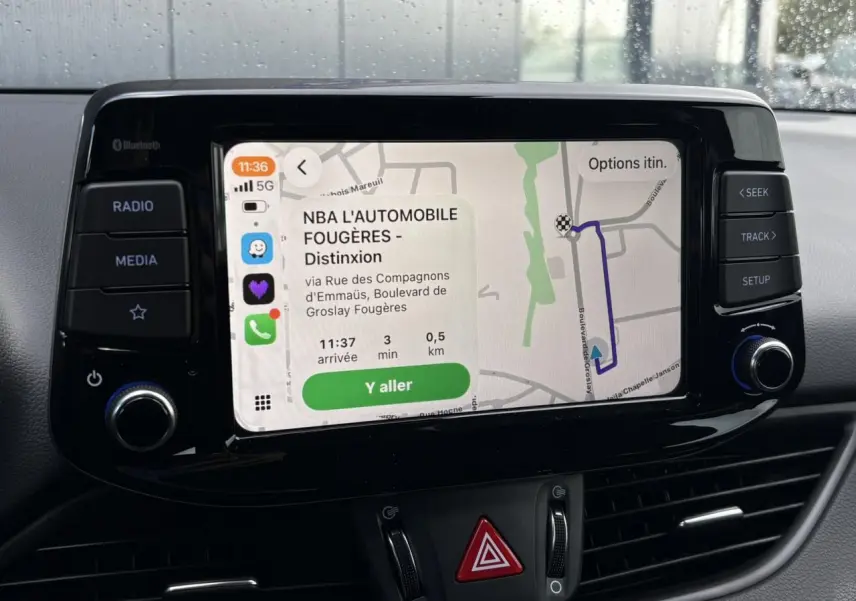 Écran tactile multimédia de la Hyundai i30 SW T-GDI 120 Modern affichant une navigation GPS en intérieur.