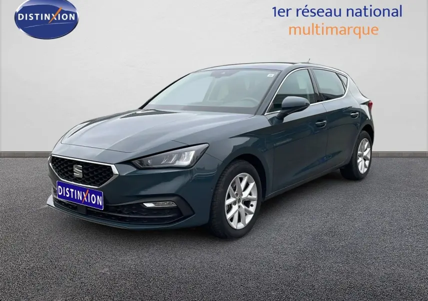 SEAT LEON 2.0 TDI gris magnétique métal en 3/4 avant droit, avec jantes alliage et calandre noire.
