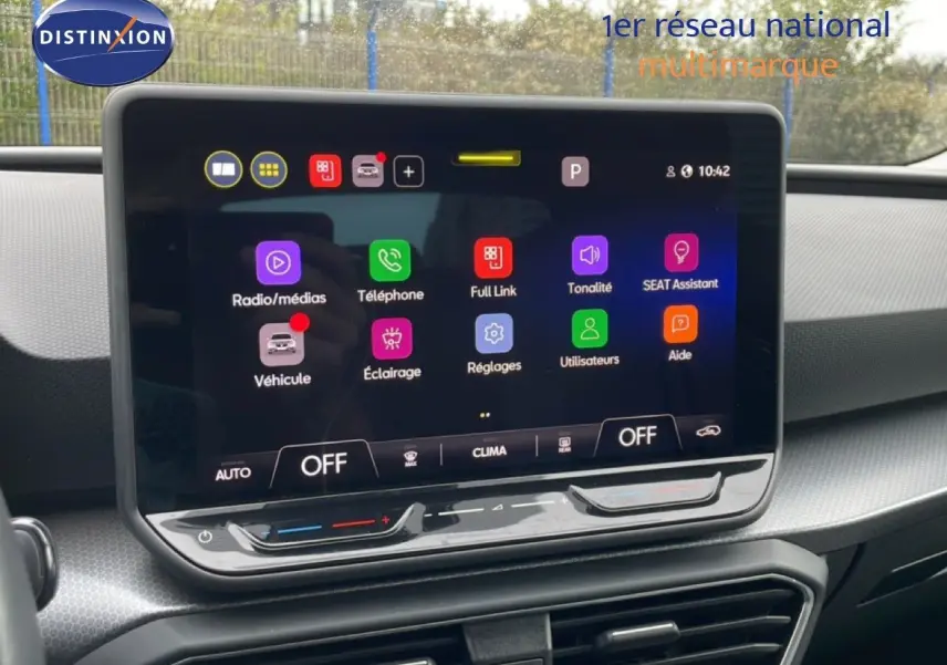 Écran tactile central du tableau de bord d'une SEAT Leon gris magnétique, affichant le menu multimédia et réglages.