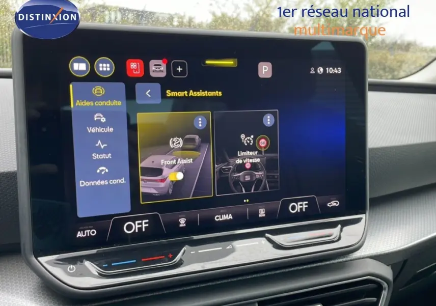 Vue rapprochée de l’écran tactile du tableau de bord d’une SEAT LEON gris magnétique, affichant les aides à la conduite.