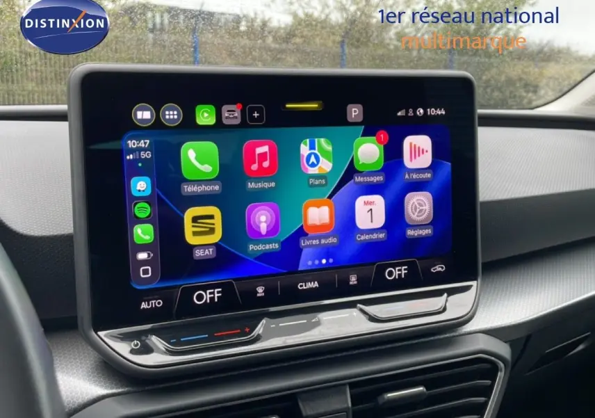 Écran tactile central du tableau de bord du SEAT Leon gris magnétique, affichant l’interface multimédia connectée.