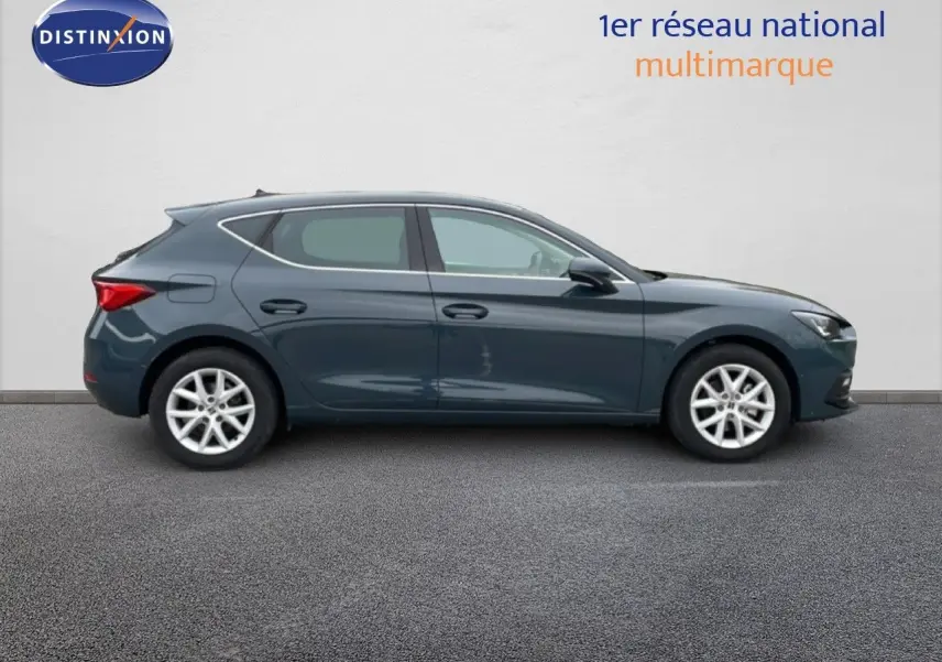 Profil droit d'une SEAT LEON 2.0 TDI 115CH STYLE XL gris magnétique métal avec jantes alliage 16 pouces.