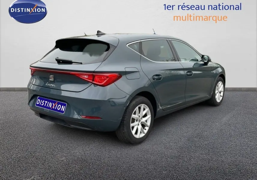 Vue 3/4 arrière droite d'une SEAT Leon gris magnétique métal avec feux arrière LED et jantes alliage 16 pouces.