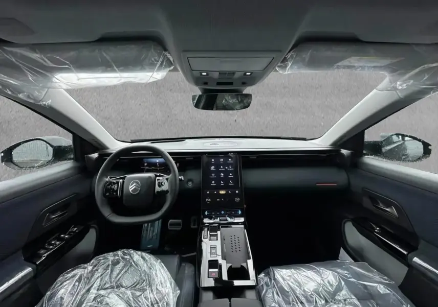 Vue intérieure avant du Citroën C5 Aircross hybride 2026 avec tableau de bord noir et écran tactile vertical central.