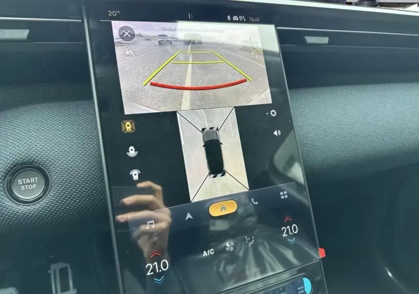 Écran tactile central du Citroën C5 Aircross hybride montrant la caméra de recul et la vue à 360°, intérieur noir.