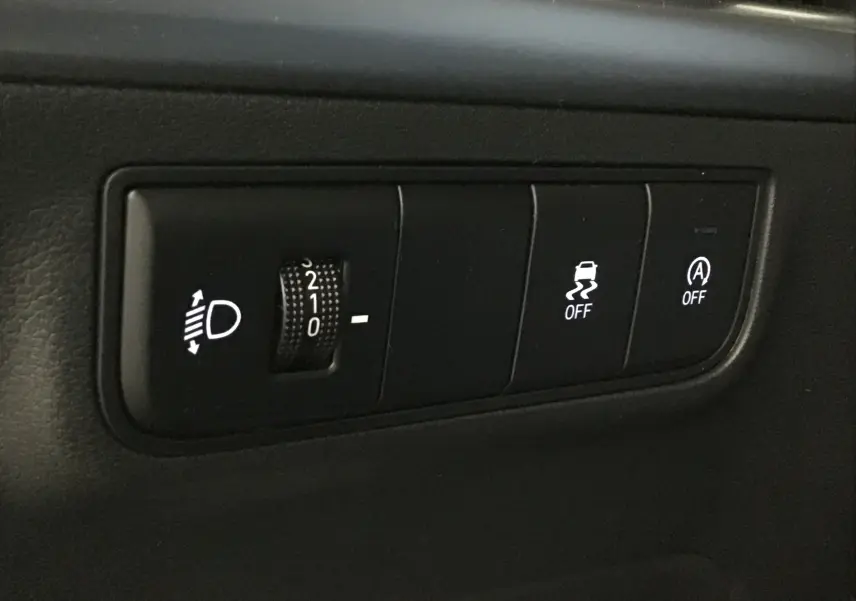 Panneau de commandes intérieures du Hyundai Tucson 2025 avec réglage des phares et boutons d'assistance à la conduite.