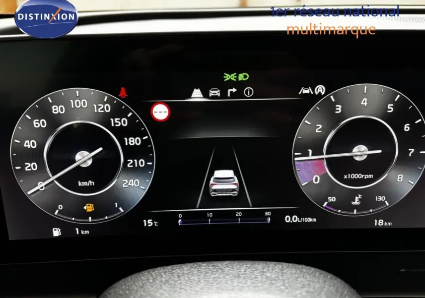 Tableau de bord numérique du Kia Sportage 2025 montrant la vitesse, le régime moteur et l'assistance à la conduite.