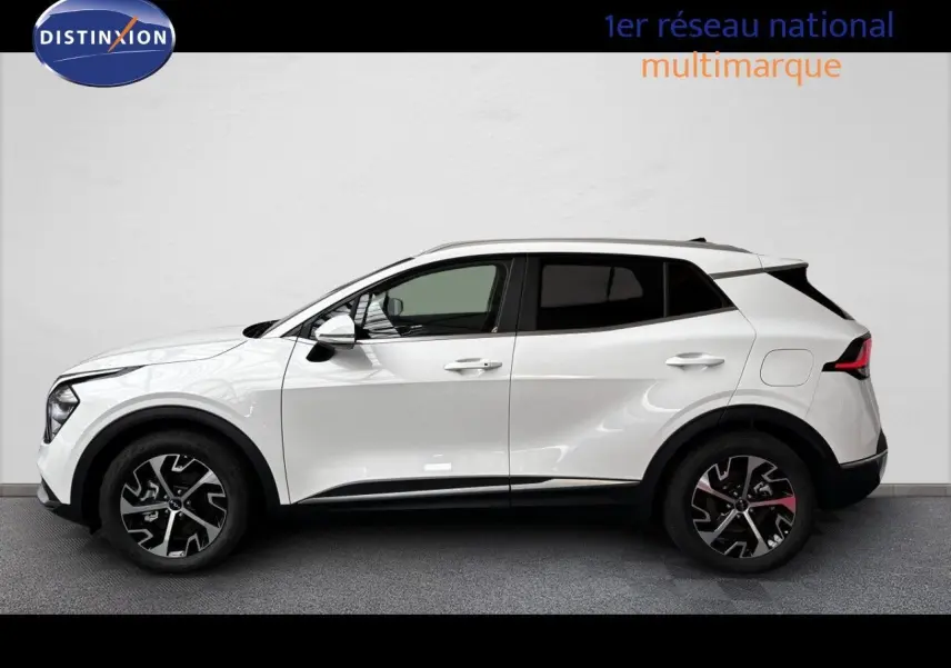 Profil latéral droit du KIA SPORTAGE blanc nacré métal 2025 avec jantes alliage noires et toit blanc.