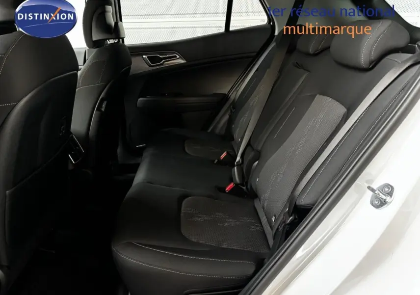 Vue intérieure côté droit des sièges arrière noirs en tissu du Kia Sportage blanc nacré 2025, porte ouverte.