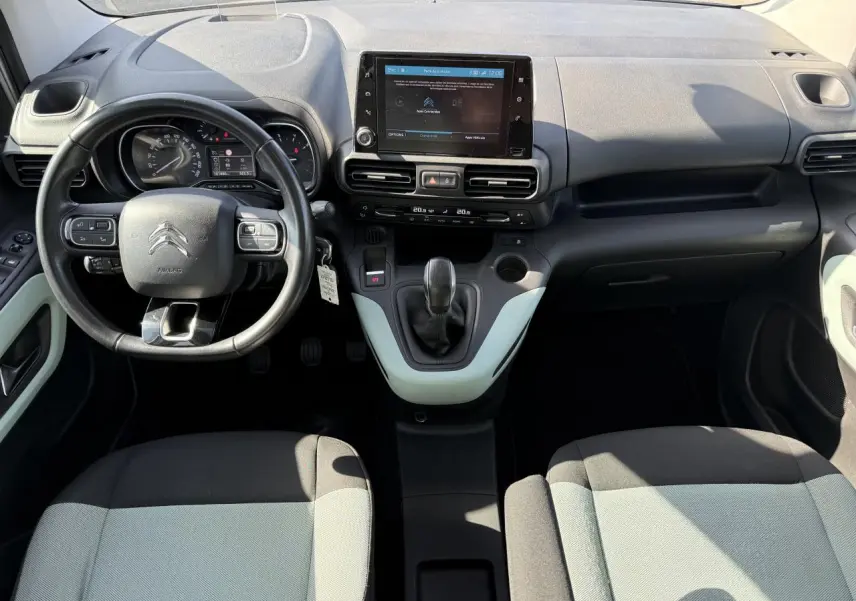 Intérieur du Citroën Berlingo 2018 vu de face, tableau de bord gris avec écran tactile et volant multifonction.