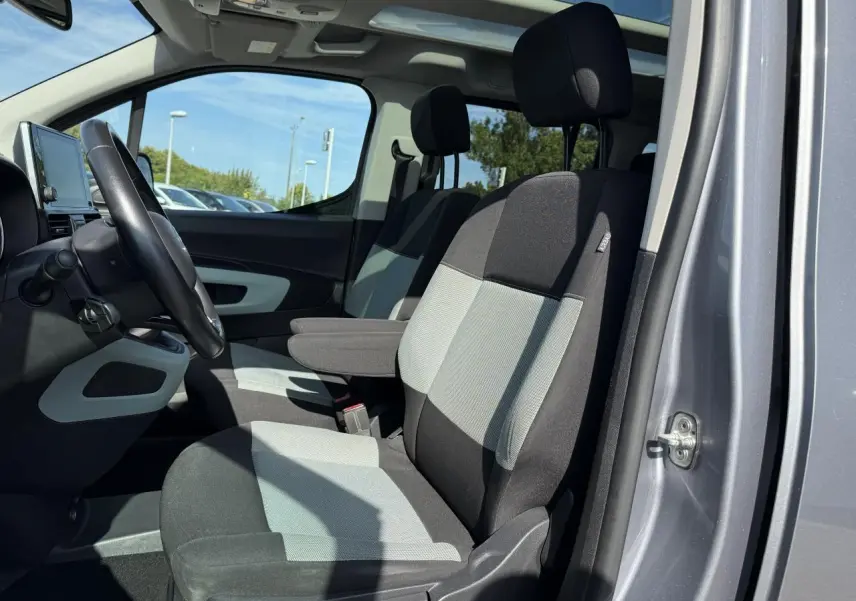 Vue intérieure côté conducteur du Citroën Berlingo gris foncé 2018, sièges bi-ton et tableau de bord moderne.