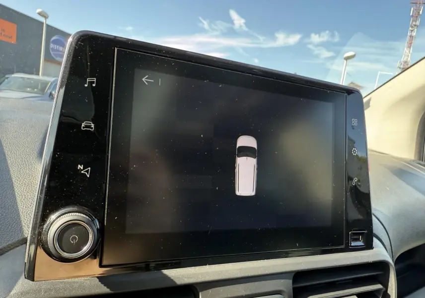 Écran tactile central affichant la vue supérieure du Citroën Berlingo gris foncé, intérieur avant lumineux.