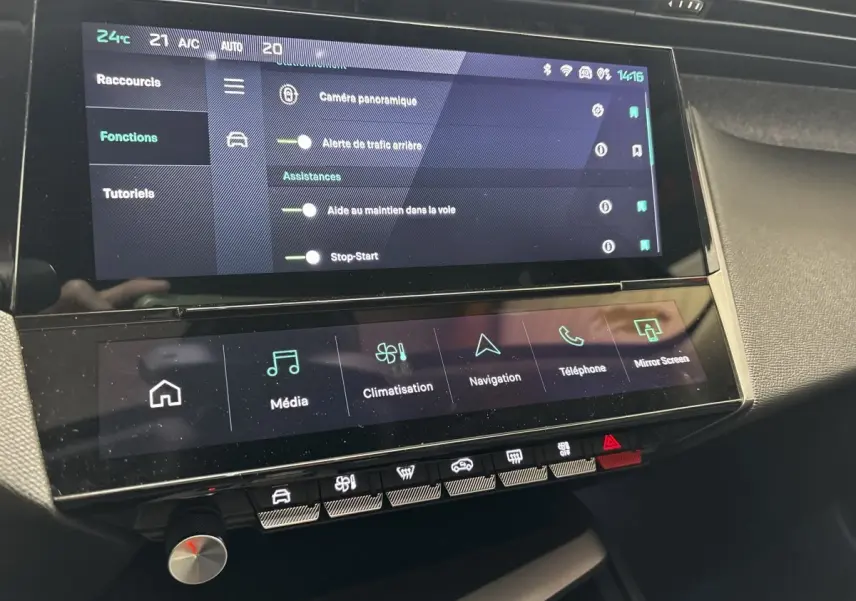 Écran tactile central affichant les options d'assistance de la Peugeot 308 PureTech 130 noire, vue intérieure rapprochée.