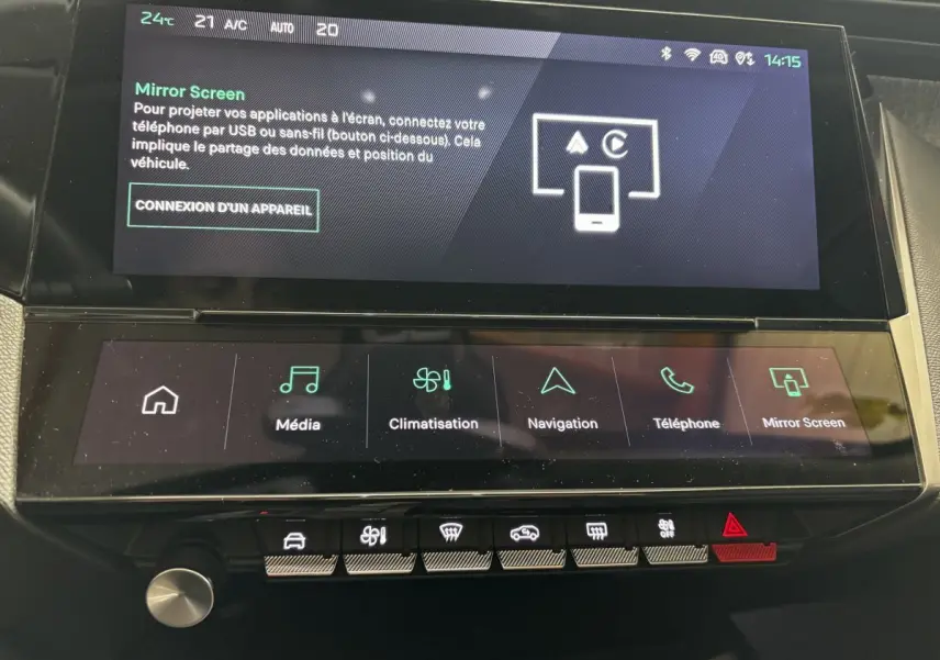 Écran tactile central de la Peugeot 308 noire 2024 affichant les options Mirror Screen et climatisation, vue intérieure frontale.