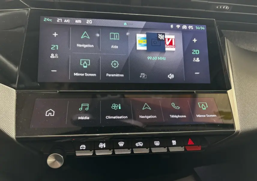 Écran tactile central et commandes climatisation de la Peugeot 308 PureTech 130 noire, vue intérieure rapprochée.
