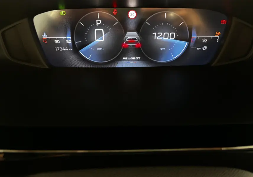 Combiné d'instruments numérique de la Peugeot 308 2024 affichant vitesse, régime et alertes au tableau de bord.