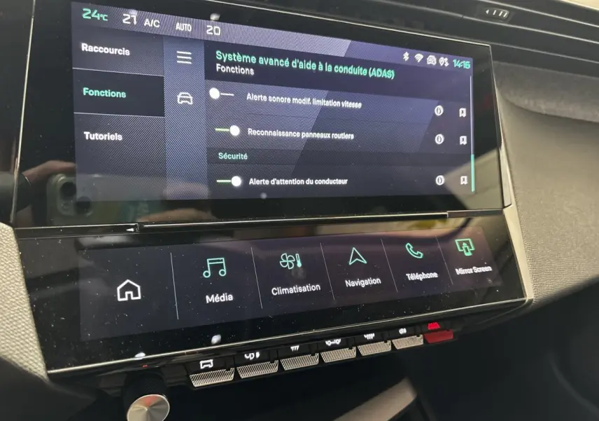 Écran tactile central et tableau de bord numérique du Peugeot 308 noir 2024, affichant l'aide à la conduite avancée.