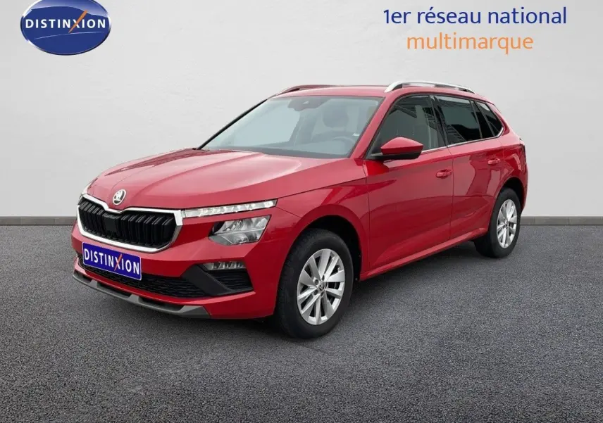 SUV Skoda Kamiq rouge Velvet Metal vu en 3/4 avant droit avec calandre noire et jantes argentées.