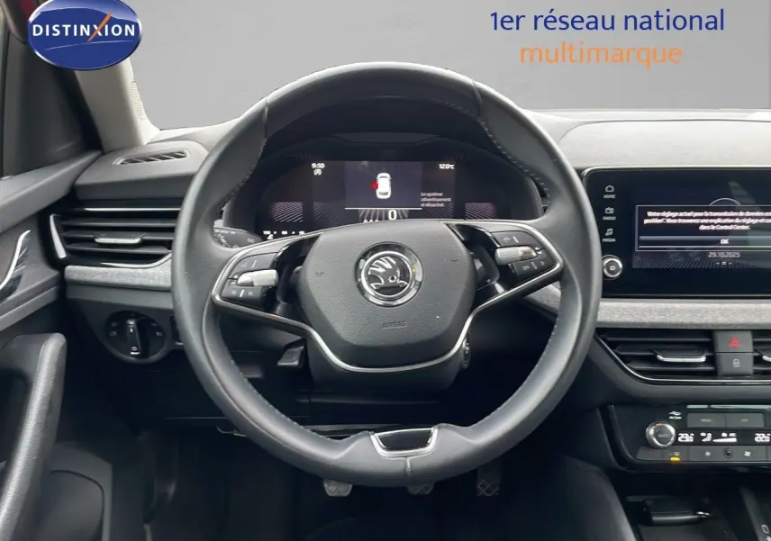 Vue intérieure centrée sur le volant et le tableau de bord du Skoda Kamiq 2024, finition noire moderne.