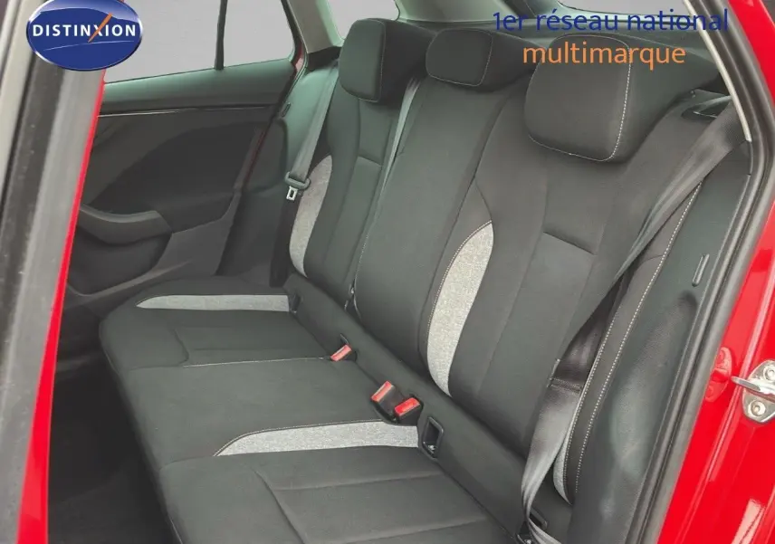 Vue intérieure sur les sièges arrière en tissu gris et noir du Skoda Kamiq rouge velvet métal 2024, porte ouverte côté droit.