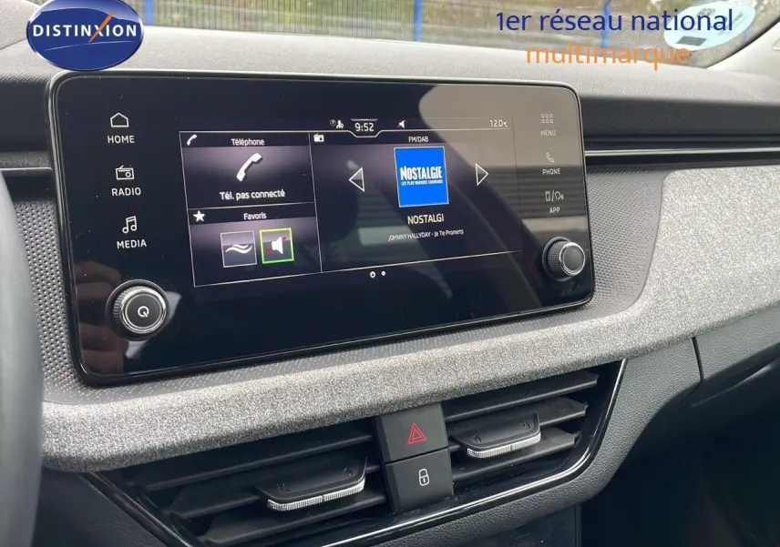 Écran tactile central du tableau de bord du Skoda Kamiq 2024 avec interface radio et commandes intégrées.