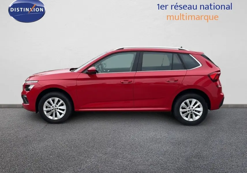 Profil côté gauche d'un Skoda Kamiq rouge Velvet Metal 2024, compact et moderne avec jantes alliage 16 pouces.