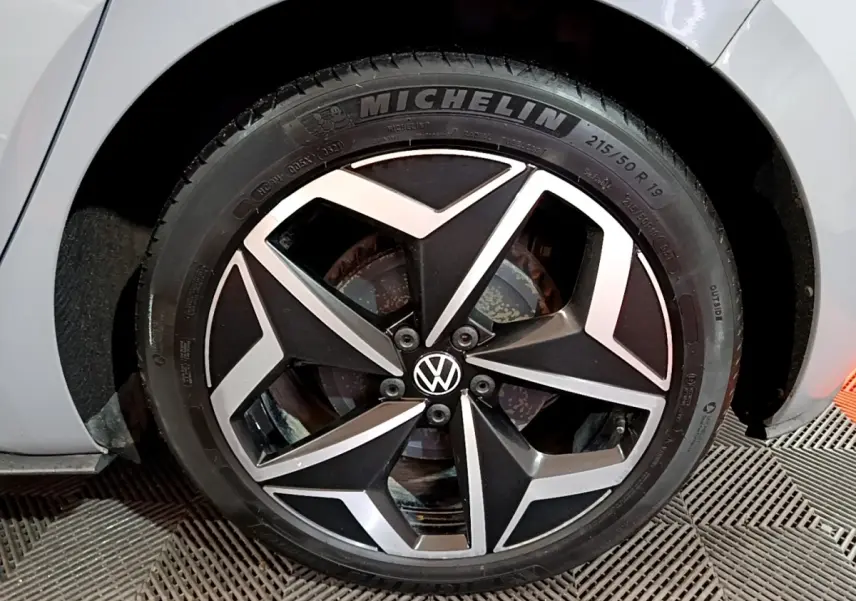 Gros plan sur la roue avant droite gris foncé d’un Volkswagen ID.3 77 kWh Pro S avec jante alliage noire et argent.