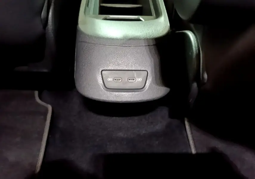 Vue rapprochée des ports USB-C arrière intégrés à la console centrale noire du Volkswagen ID.3 77 kWh Pro S 2022.