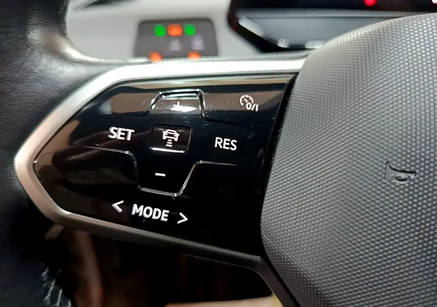 Gros plan sur les commandes noires du volant côté gauche du Volkswagen ID.3 77 kWh Pro S gris foncé, 2022.