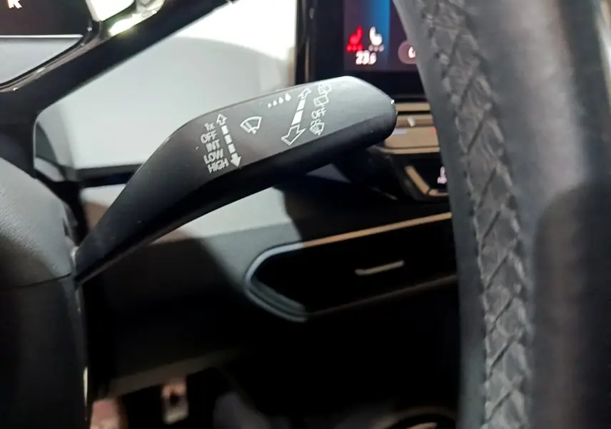 Gros plan sur la manette de commande des essuie-glaces à gauche du volant dans l’habitacle du Volkswagen ID.3 gris foncé 2022.