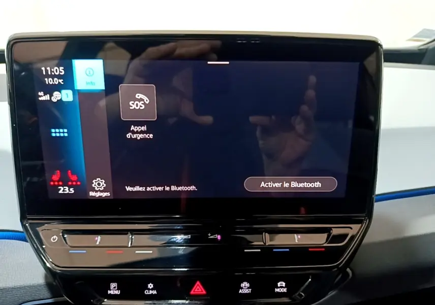 Écran tactile central du tableau de bord du Volkswagen ID.3 gris foncé, affichant l'activation Bluetooth.