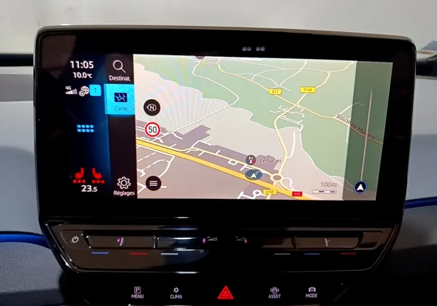 Écran tactile central affichant la navigation GPS dans l’habitacle d’une Volkswagen ID.3 77 kWh Pro S 2022.