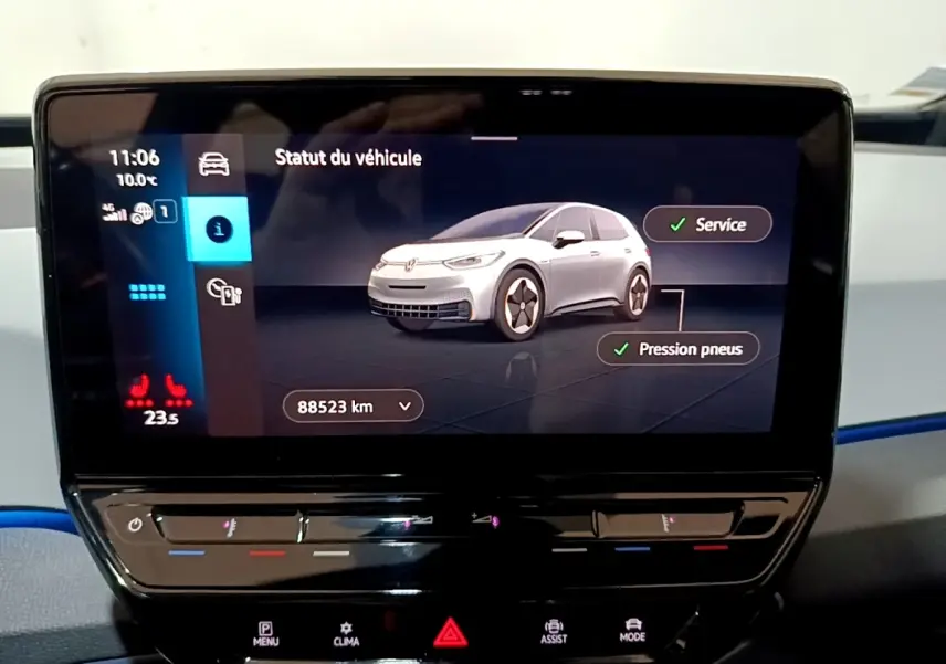 Écran tactile central affichant le statut d’un Volkswagen ID.3 gris clair en vue 3/4 avant intérieur.