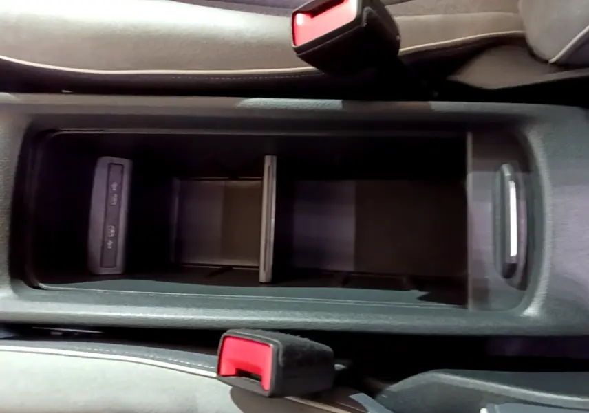 Vue plongeante sur le rangement central noir entre les sièges avant de la Volkswagen ID.3 77 kWh Pro S 2022.