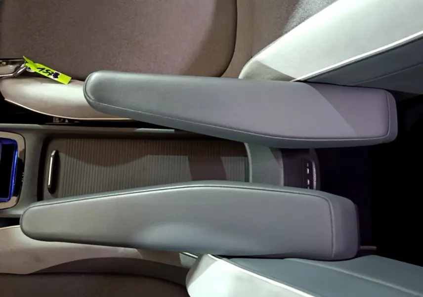 Vue plongeante sur les accoudoirs gris foncé et la console centrale du Volkswagen ID.3 77 kWh Pro S électrique 2022.