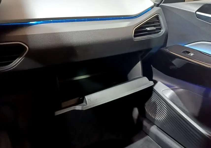 Intérieur côté passager du Volkswagen ID.3 77 kWh Pro S 2022, boîte à gants ouverte, ambiance lumineuse bleue.