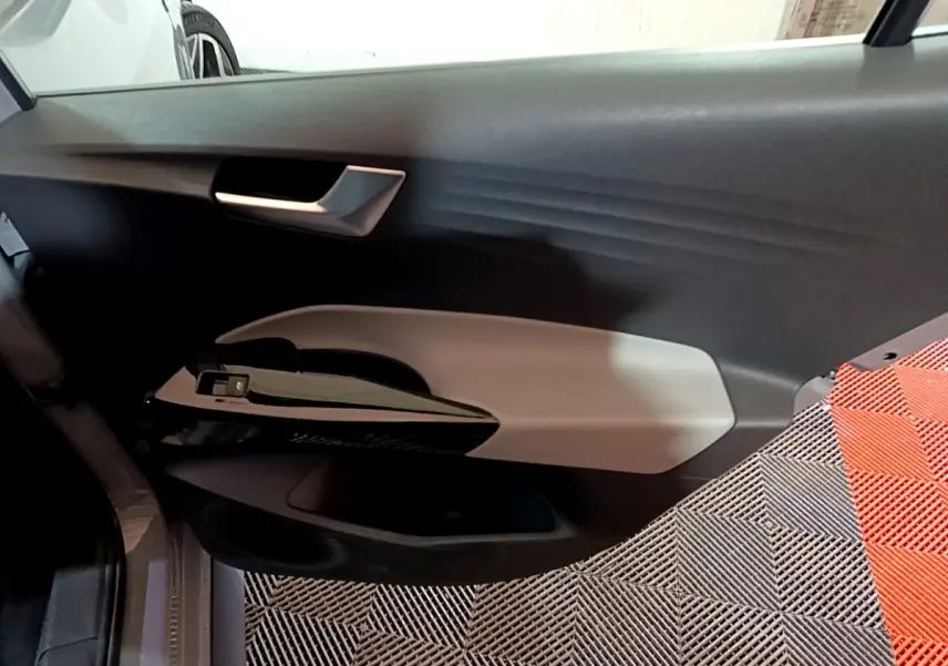 Vue intérieure de la porte côté conducteur du Volkswagen ID.3 77 kWh Pro S avec garniture bicolore noir et gris clair.