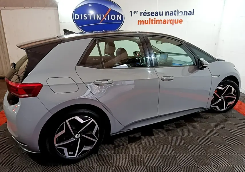 Vue latérale droite d'une Volkswagen ID.3 77 kWh Pro S gris foncé avec jantes noires et toit noir.