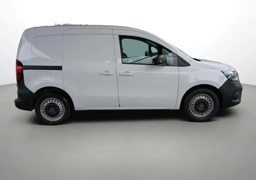Profil droit d’un Renault Kangoo Van blanc 2024 avec portes latérales coulissantes et jantes acier simples.